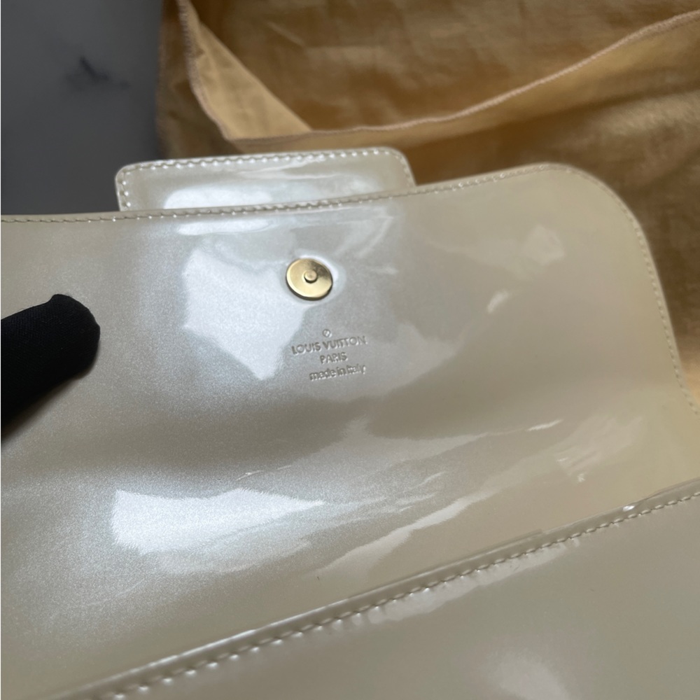 Louis Vuitton Blanc Corail Sobe Patent Leather Clutch - Picture 10 of 11